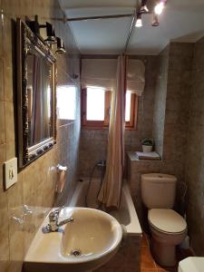 努奇堡Cal Sastre的一间带水槽和卫生间的浴室
