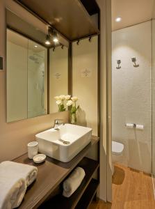 巴塞罗那巴塞罗那中心旅馆的一间带水槽和镜子的浴室