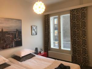 于韦斯屈莱City Apartments的一间卧室设有一张床、一个窗户和一个吊灯。