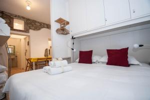 马纳罗拉Casa Di Mezzo by Arbaspàa的卧室配有带红色枕头的大型白色床