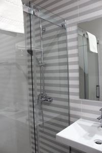 奥伦塞奥特里亚纳酒店的水槽旁的玻璃门淋浴