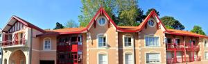 阿卡雄Lagrange Vacances - Résidence Jardin Mauresque的一座红色屋顶的大型建筑