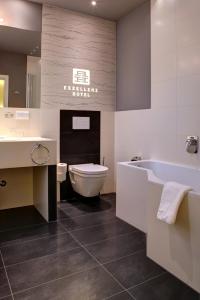海德堡海德堡艾克泽冷兹酒店的带浴缸、卫生间和盥洗盆的浴室