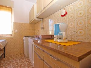 普拉Apartments Mirela 1554的厨房在柜台上配有搅拌器
