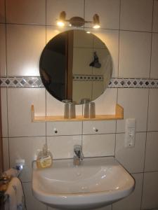 伦格里斯Gästehaus Proisl的浴室设有水槽和墙上的镜子