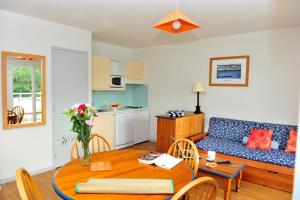卡朗泰克海峡吉奥利亚公寓式酒店的客厅配有沙发和桌子