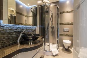 考斯赛力克Apartamenty Stylowe Zakopane的带淋浴、盥洗盆和卫生间的浴室
