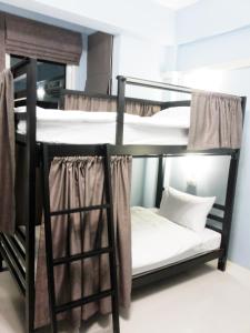 芭东海滩芭东旺旺旅舍的客房内的两张双层床
