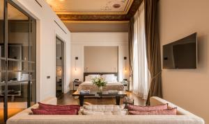 马略卡岛帕尔马非凡桑特佛兰西斯可酒店的客厅配有床和沙发
