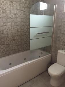 阿彻奇洛斯Anastasia Studios, Apartments & Suites的浴室配有卫生间、盥洗盆和浴缸。