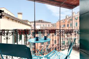 威尼斯Via Garibaldi-Gigli Biennale Terrace的美景阳台配有桌椅