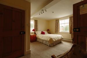 埃尔斯米尔Hordley Hall的一间卧室设有一张床和一个窗口