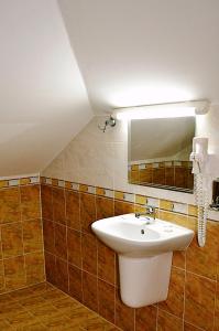 戈韦达尔齐Family Hotel Miglena的一间带水槽和镜子的浴室