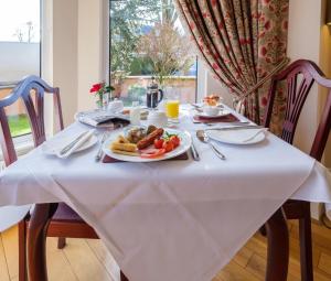贝尔法斯特罗斯蕾旅馆的一张白色桌子,上面有盘子的食物