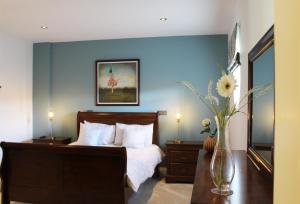 斯莱戈戴尔城堡住宿加早餐旅馆的一间卧室设有一张床和蓝色的墙壁
