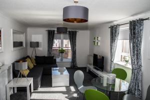 艾尔No5 Ayr Beach - Coorie Doon Stays的客厅配有沙发和桌子