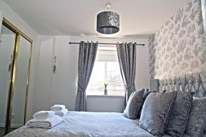 艾尔No5 Ayr Beach - Coorie Doon Stays的卧室在窗户前配有一张床