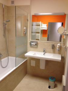 格拉尔-米里茨瓦德博丽酒店的一间带水槽和淋浴的浴室