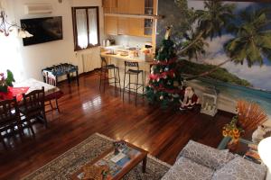帕多瓦Appartamento Fornace的一间客厅,配有圣诞树和一个厨房