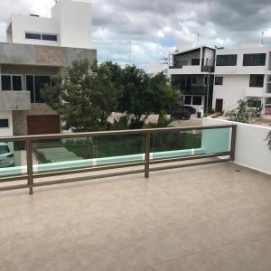 坎昆Cancún Airport Zone的大楼顶部设有玻璃栏杆的阳台