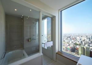 名古屋JR门楼酒店的一间浴室