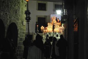 巴埃萨La Azacaya的一群人站在一座有蜡烛的建筑里