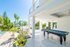 纳通市White Stone - Luxurious Sunset View 4 Bed Pool Villa的客厅的台球桌