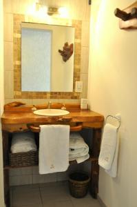 门多萨阿沃雷亚公寓的浴室配有盥洗盆、镜子和毛巾