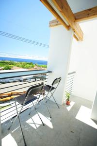 小琉球岛山邑家的海景阳台上的两把椅子