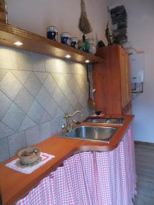 奇萨瓦玛兰科白塔斯坦帕度假屋的厨房配有水槽和台面