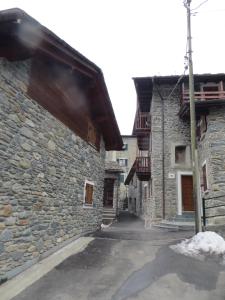 奇萨瓦玛兰科白塔斯坦帕度假屋的一座古石头建筑的小巷,地面上积雪