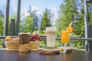 克拉尼斯卡戈拉Špik Alpine Resort的桌子,桌子上放着饮料和一碗水果