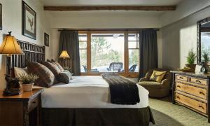 普莱西德湖怀特费斯旅馆的一间卧室配有一张大床和一把椅子