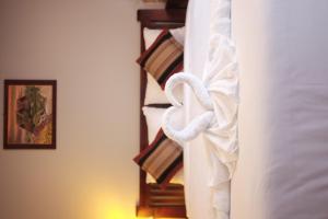 东德岛Paradise riverview resort的一间酒店客房,配有一张带白色毛巾的床