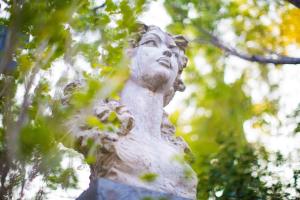 清迈Villa Mahabhirom - SHA Plus的坐在树上的女人的雕像
