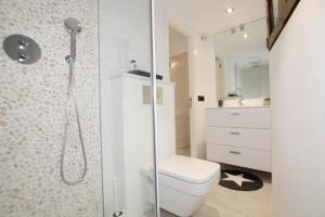 莫莱拉Primera Linea de Playa的白色的浴室设有卫生间和淋浴。