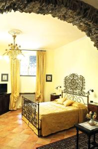 蒙特罗索阿尔马雷Il Giardino Incantato的一间卧室配有一张床和一个吊灯