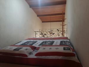 伦索伊斯Cantinho na Chi'apada的一间卧室配有一张带中式床罩的床