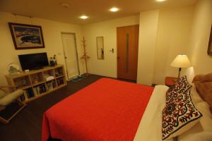 新社 花田民宿的酒店客房,配有一张带红色毯子的床