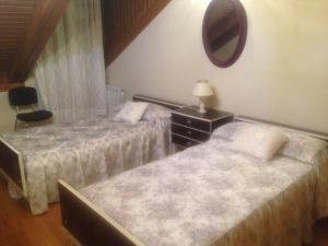 FuensaldañaFuensaldaña Turística的卧室内的两张床,配有镜子和梳妆台