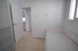 阿罗纳Las Vistas Sunset Sea View的白色的客房设有床和窗户。