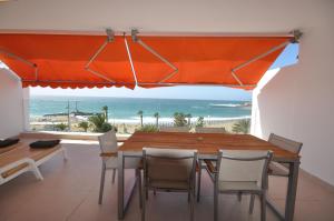 阿罗纳Las Vistas Sunset Sea View的一间设有桌子的海景用餐室