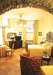 蒙特罗索阿尔马雷Il Giardino Incantato的一间带两张床的卧室和一间客厅
