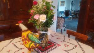 比勒陀利亚科伦维德精品旅馆的一张桌子上放着花瓶和一只鸡