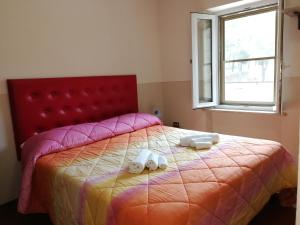 阿西西洛格提乡村民宿的一间卧室配有一张床,上面有两条毛巾