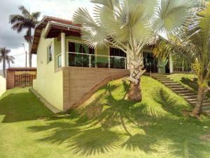 伊塔皮拉Recanto Elohim的前面有棕榈树的房子