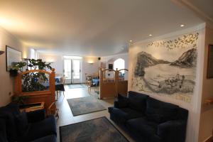 莫尔韦诺佛罗里达酒店的客厅配有沙发和墙上的绘画