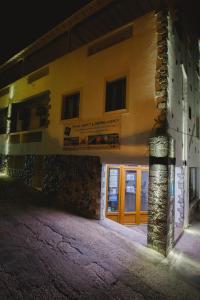 阿斯提帕莱亚镇维瓦梅尔一室公寓的前门在晚上打开的建筑