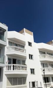 科拉雷侯Vivienda Vacacional Maga的白色的建筑,旁边设有阳台