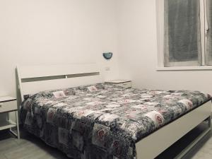 赫拉弗多纳基督徒住宅公寓的一间卧室配有一张带花卉棉被的床